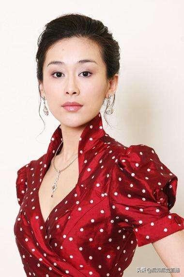 被观众和媒体誉为“谍战剧之花”周扬 高挑雅致 精彩照片欣赏