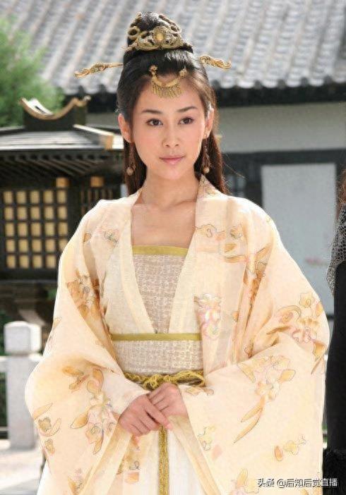 被观众和媒体誉为“谍战剧之花”周扬 高挑雅致 精彩照片欣赏