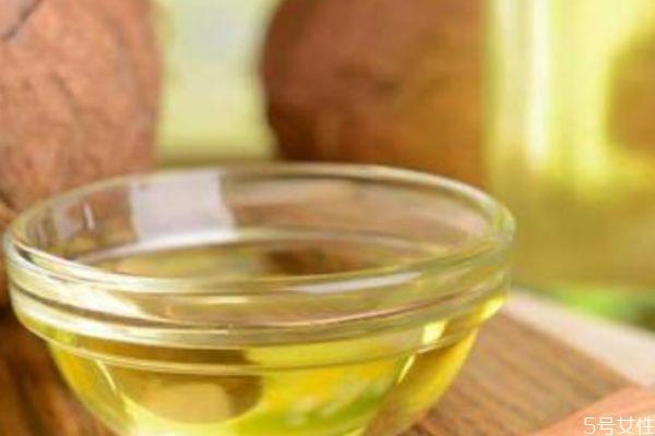 椰子油洗头能不能去屑 防脱发用椰子油还是橄榄油效果好