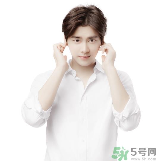 结婚可以穿白色衬衫吗？结婚可以穿蓝色西装吗？