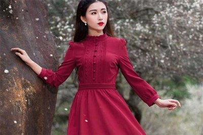 ​枣红色是什么颜色 枣红色衣服搭配技巧