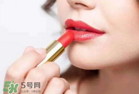 口红涂不匀怎么办_怎么把口红涂匀