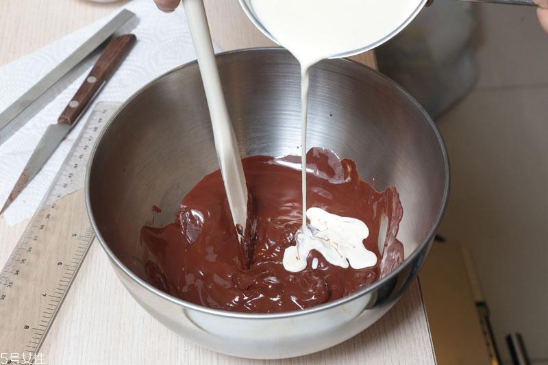 如何自制生巧克力 生巧克力的材料比例