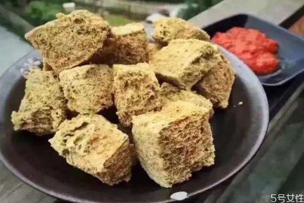 臭豆腐为什么闻起来是臭呢 吃臭豆腐有什么注意呢