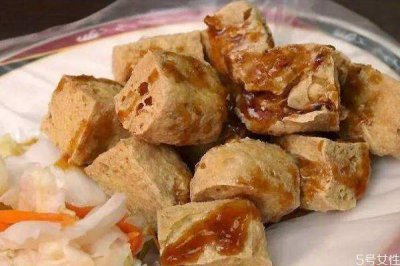 ​臭豆腐为什么闻起来是臭呢 吃臭豆腐有什么注意呢