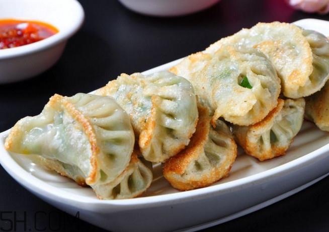 煎饺是先煮熟还是蒸熟？煎饺和锅贴有什么区别