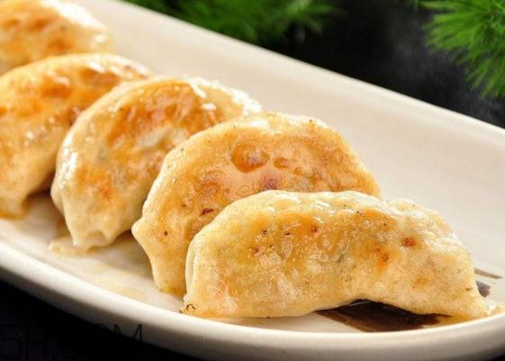 煎饺是先煮熟还是蒸熟？煎饺和锅贴有什么区别