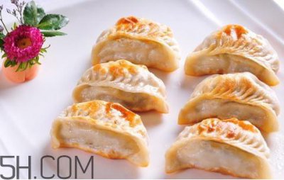 ​煎饺是先煮熟还是蒸熟？煎饺和锅贴有什么区别