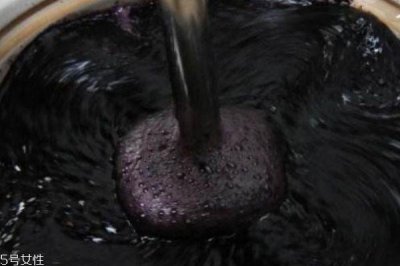 ​桑葚干泡水一天需几颗 桑葚干泡水喝的好处