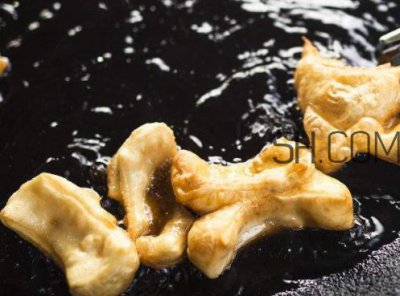 ​炸油条的油怎么变清 炸油条的油怎么处理