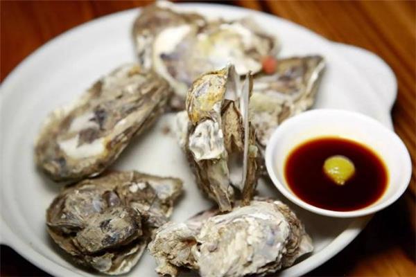 生蚝蒸完不开口能吃吗 看是否新鲜