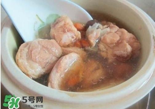 鳄鱼肉炖汤要去皮吗？鳄鱼肉煲汤新鲜的好还是干的好