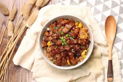 ​五花肉焖饭怎么做 五花肉焖饭的做法