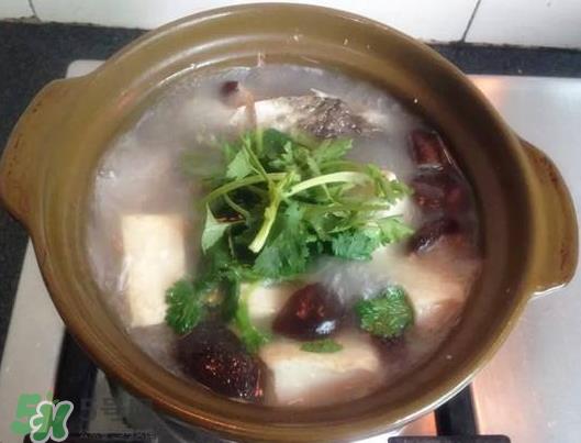 鲫鱼汤可以放香菇吗？香菇鲫鱼汤的做法