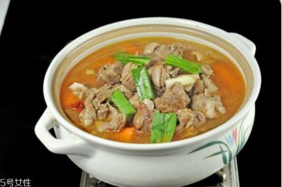 ​冬季吃羊肉火锅的营养价值好处和做法