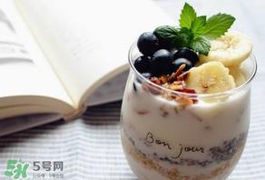 蓝莓和香蕉能一起吃吗？蓝莓可以和香蕉榨汁吗？
