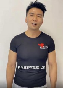 ​52岁唐文龙罕见与女友秀恩爱，用山东话说故事，自曝已在北京定居