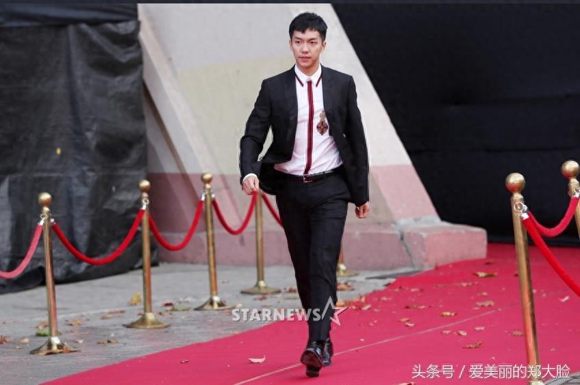 李胜基与前女友允儿出席同场活动，退伍后更加英气，网友期待回归