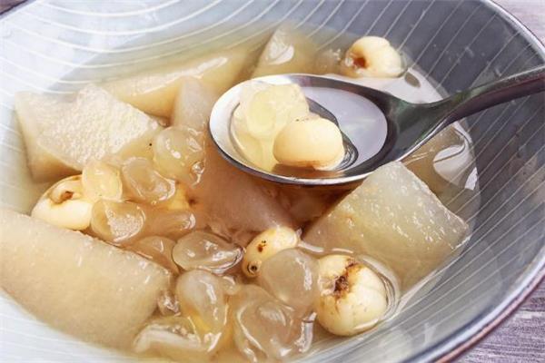 川贝母炖梨小孩能吃吗 川贝母炖梨要去皮吗