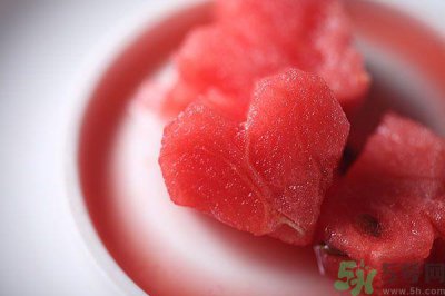 ​吃西瓜可以美容吗？吃西瓜对皮肤有什么好处