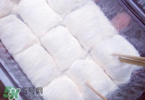 龙须糖是什么做的？龙须糖上面一层粉是什么粉