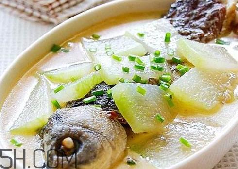 鲫鱼汤发黑能喝吗 鲫鱼汤发黑是怎么回事
