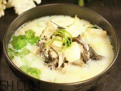 ​鲫鱼汤发黑能喝吗 鲫鱼汤发黑是怎么回事