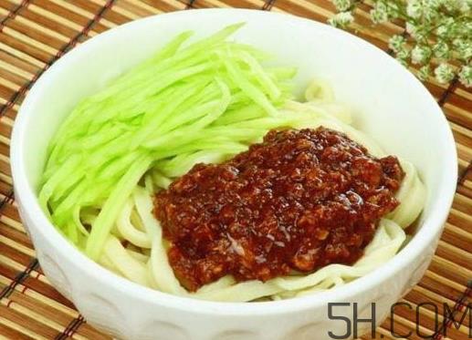 炸酱面用什么酱好？炸酱面可以用甜面酱吗？