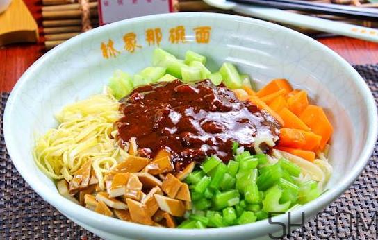 炸酱面用什么酱好？炸酱面可以用甜面酱吗？