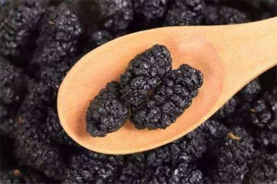 ​桑葚干泡水用开水吗 桑葚干泡水用多少度水