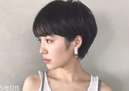 短头发染什么颜色好看洋气显白？短发这样弄好看又大方