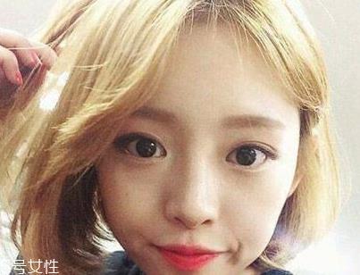 短头发染什么颜色好看洋气显白？短发这样弄好看又大方