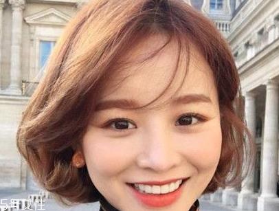 短头发染什么颜色好看洋气显白？短发这样弄好看又大方