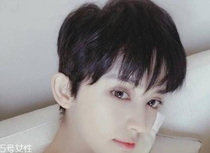 短头发染什么颜色好看洋气显白？短发这样弄好看又大方