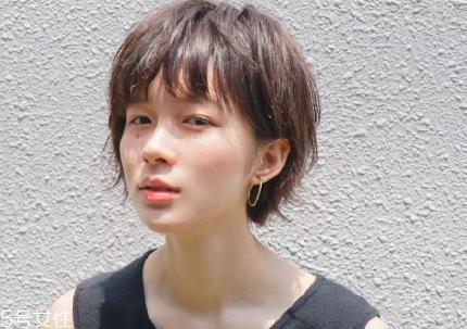 短头发染什么颜色好看洋气显白？短发这样弄好看又大方