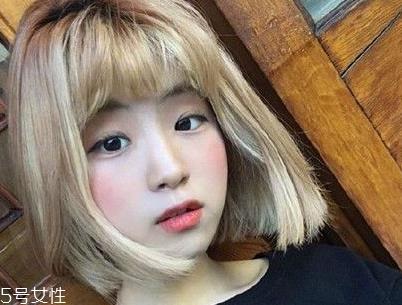 短头发染什么颜色好看洋气显白？短发这样弄好看又大方