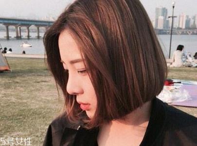 短头发染什么颜色好看洋气显白？短发这样弄好看又大方