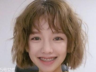 短头发染什么颜色好看洋气显白？短发这样弄好看又大方