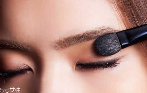 眼线液哪个牌子好用不晕染？眼角下垂画眼线图解 