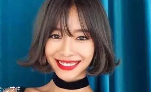 皮肤白的人染什么颜色的头发好看？避免冷色调