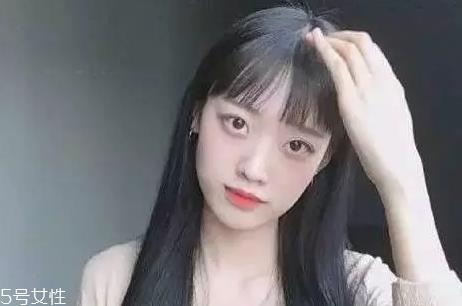 皮肤白的人染什么颜色的头发好看？避免冷色调