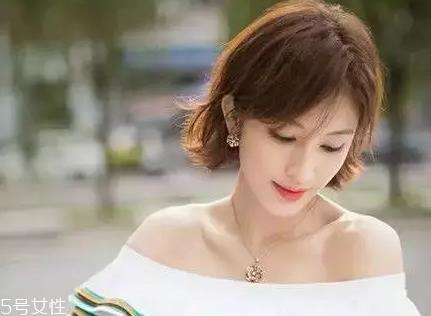 皮肤白的人染什么颜色的头发好看？避免冷色调