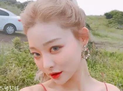 皮肤白的人染什么颜色的头发好看？避免冷色调