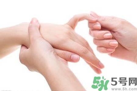 手干裂口子怎么回事？手干裂口子怎么办？