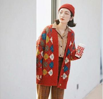 细针脚和粗针脚开衫毛衣里面搭配什么好看