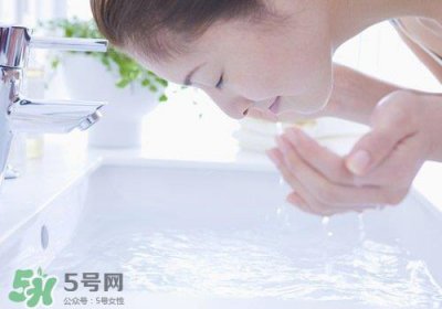 ​盐水洗脸用什么盐?盐水洗脸放多少盐?
