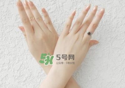 ​夏天手掉皮是怎么回事_夏天手掉皮怎么办