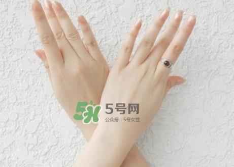 夏天手掉皮是怎么回事_夏天手掉皮怎么办