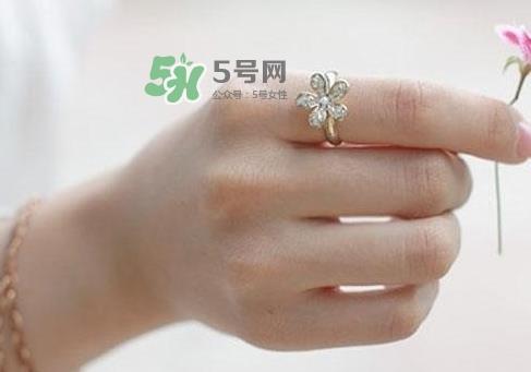 夏天手掉皮是怎么回事_夏天手掉皮怎么办