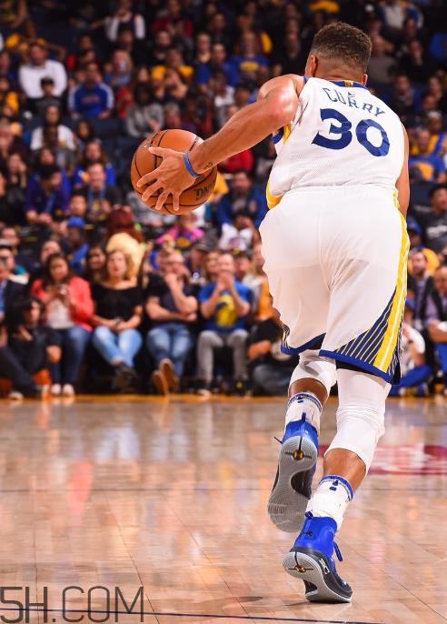 under armour curry 4蓝黑配色发售时间_上脚效果